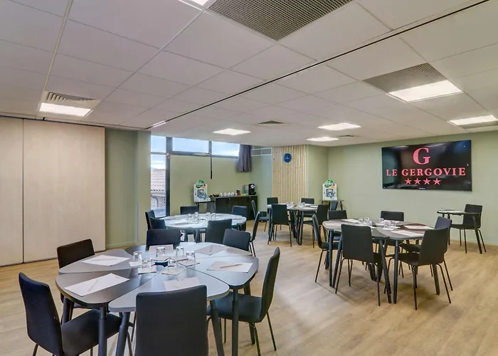 Western Gergovie Отель Перинья-ле-Сарльев